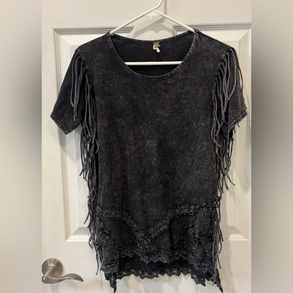 BKE Fringed Black Lace Hem Women's Top